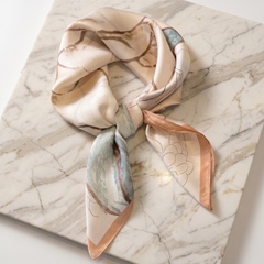 Seidenschal Damen 70×70 cm Blumen Beige – Schal-Welt Detailansicht