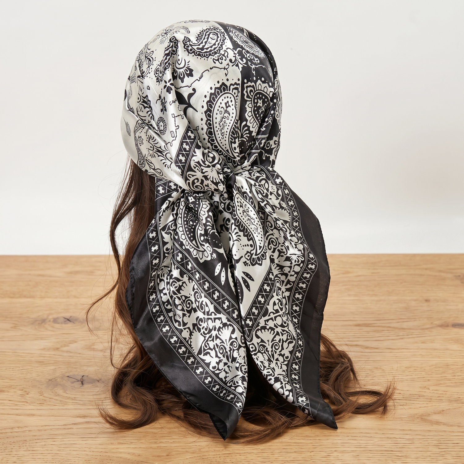 Seidenschal Damen 70×70 cm Paisley Schwarz – Schal-Welt Detailansicht