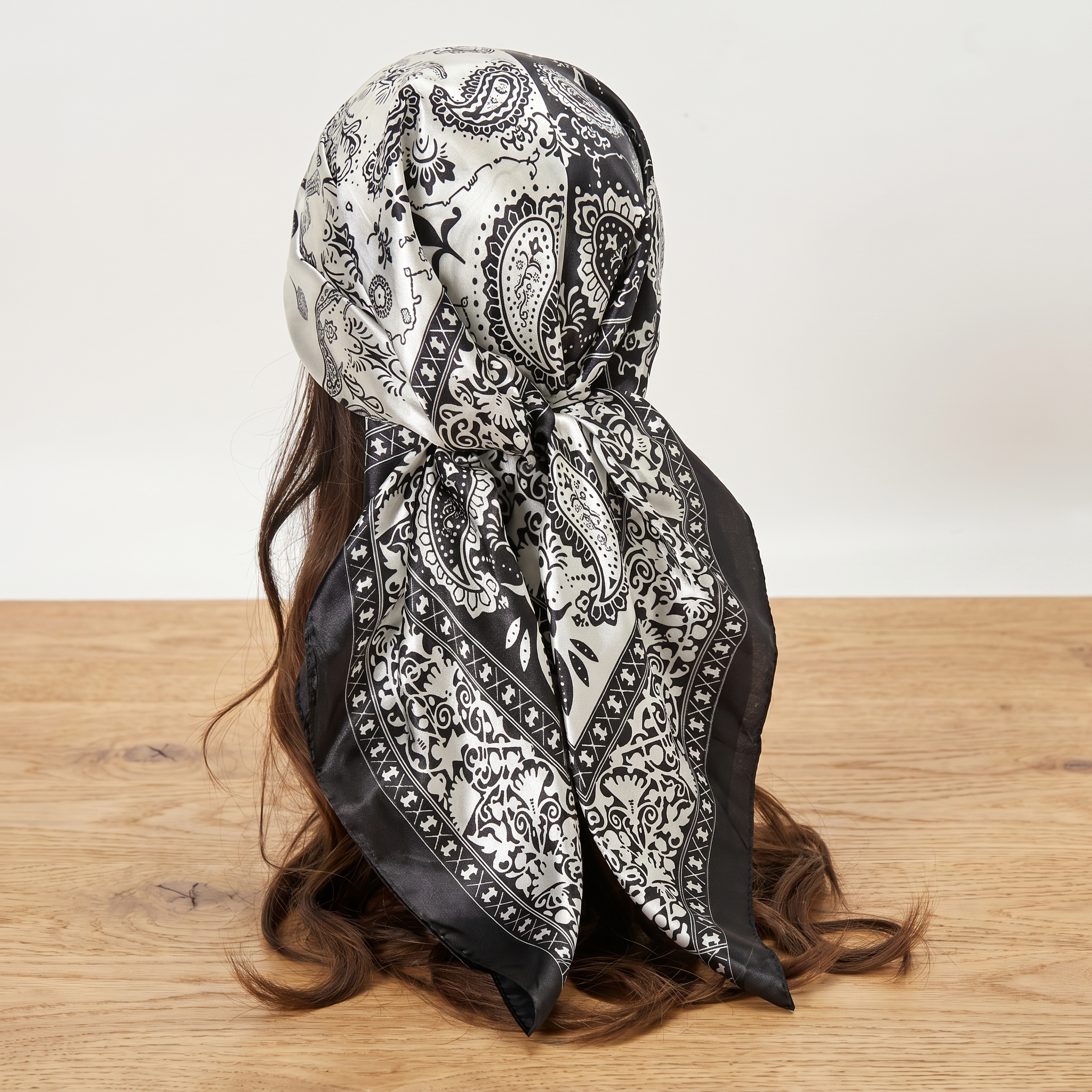 Seidenschal Damen 70×70 cm Paisley Schwarz – Schal-Welt Detailansicht