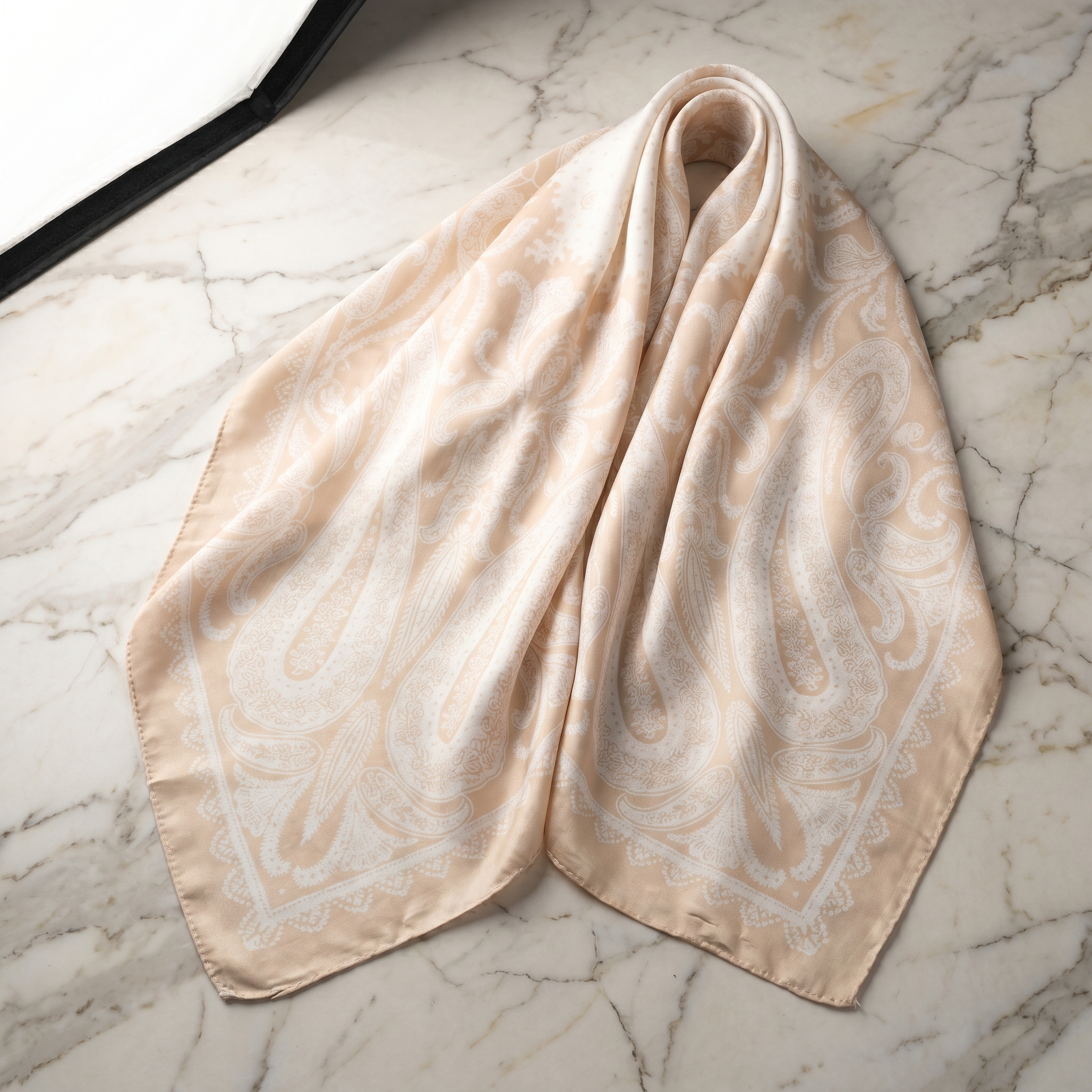 Seidenschal Damen 70×70 cm Paisley Beige – Schal-Welt Detailansicht