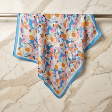 Seidenschal Damen 70×70 cm – Weiß Orange Blumen mit bunten Früchten und blauer Bordüre | Schal-Welt