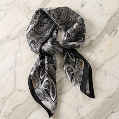 Seidenschal Damen 70×70 cm Paisley Schwarz – Schal-Welt Detailansicht