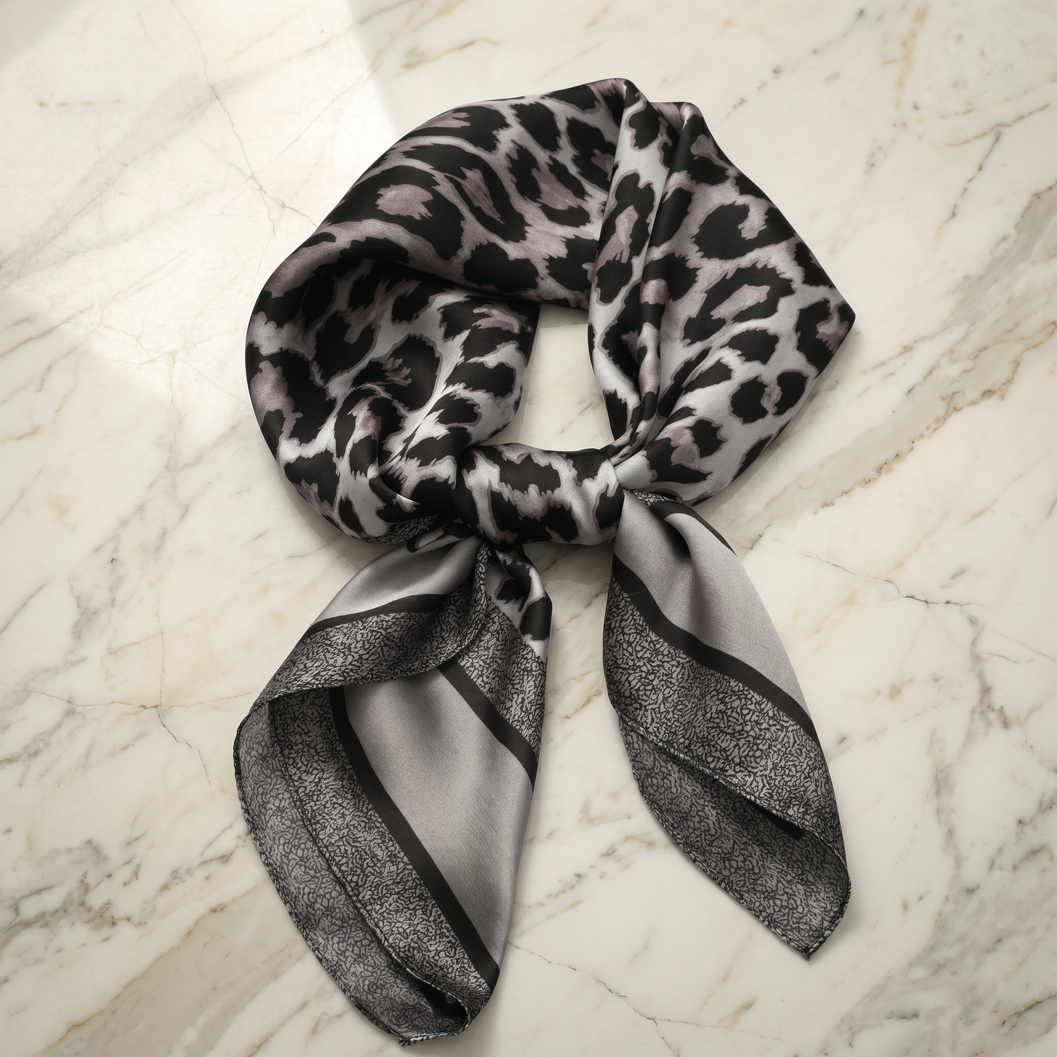 Seidenschal Damen 70×70 cm Animal Schwarz – Schal-Welt Detailansicht