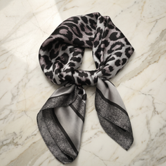 Seidenschal Damen 70×70 cm Animal Schwarz – Schal-Welt Detailansicht