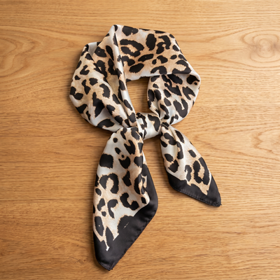 Seidenschal Damen 70×70 cm – Beige Schwarz Tiermotiv mit Leoparden-Flecken | Schal-Welt