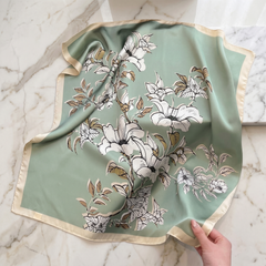 Seidenschal Damen 70×70 cm Blumen Grün – Schal-Welt Detailansicht