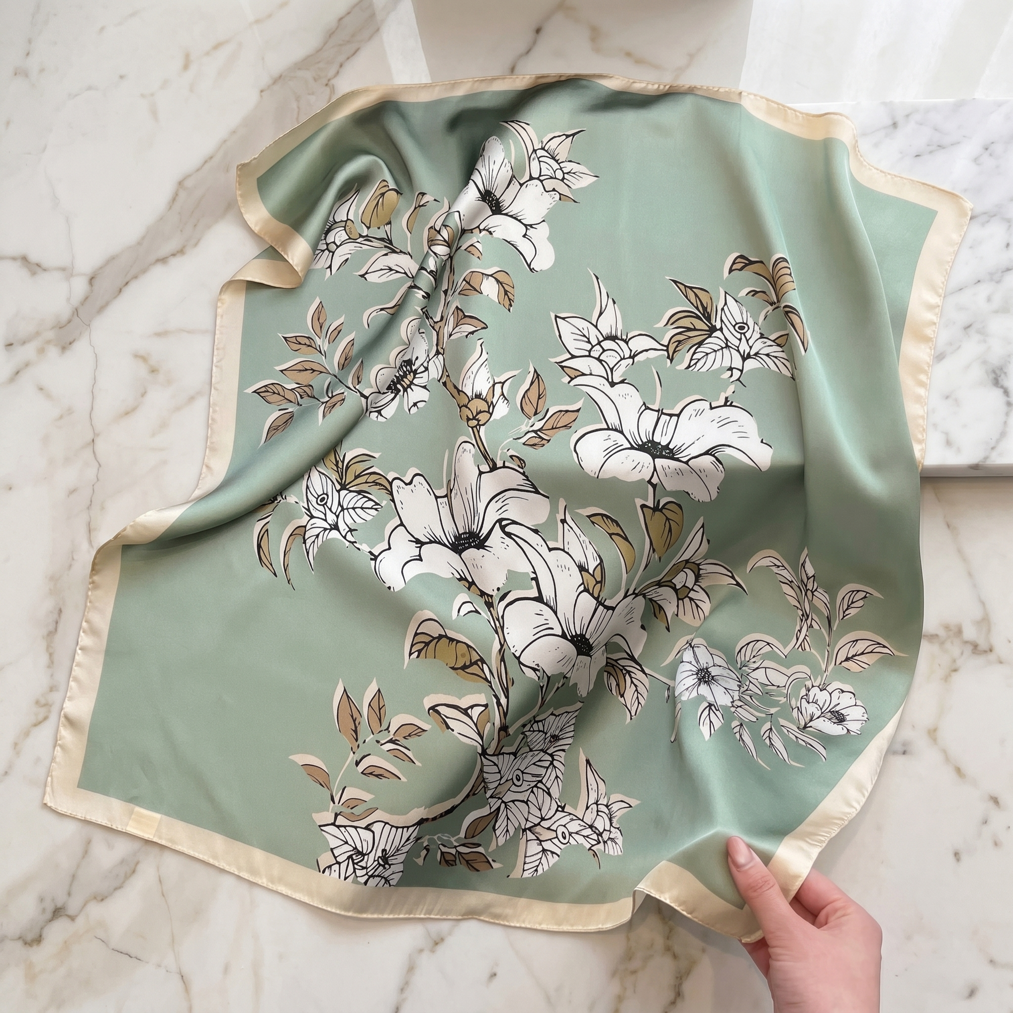 Seidenschal Damen 70×70 cm Blumen Grün – Schal-Welt Detailansicht
