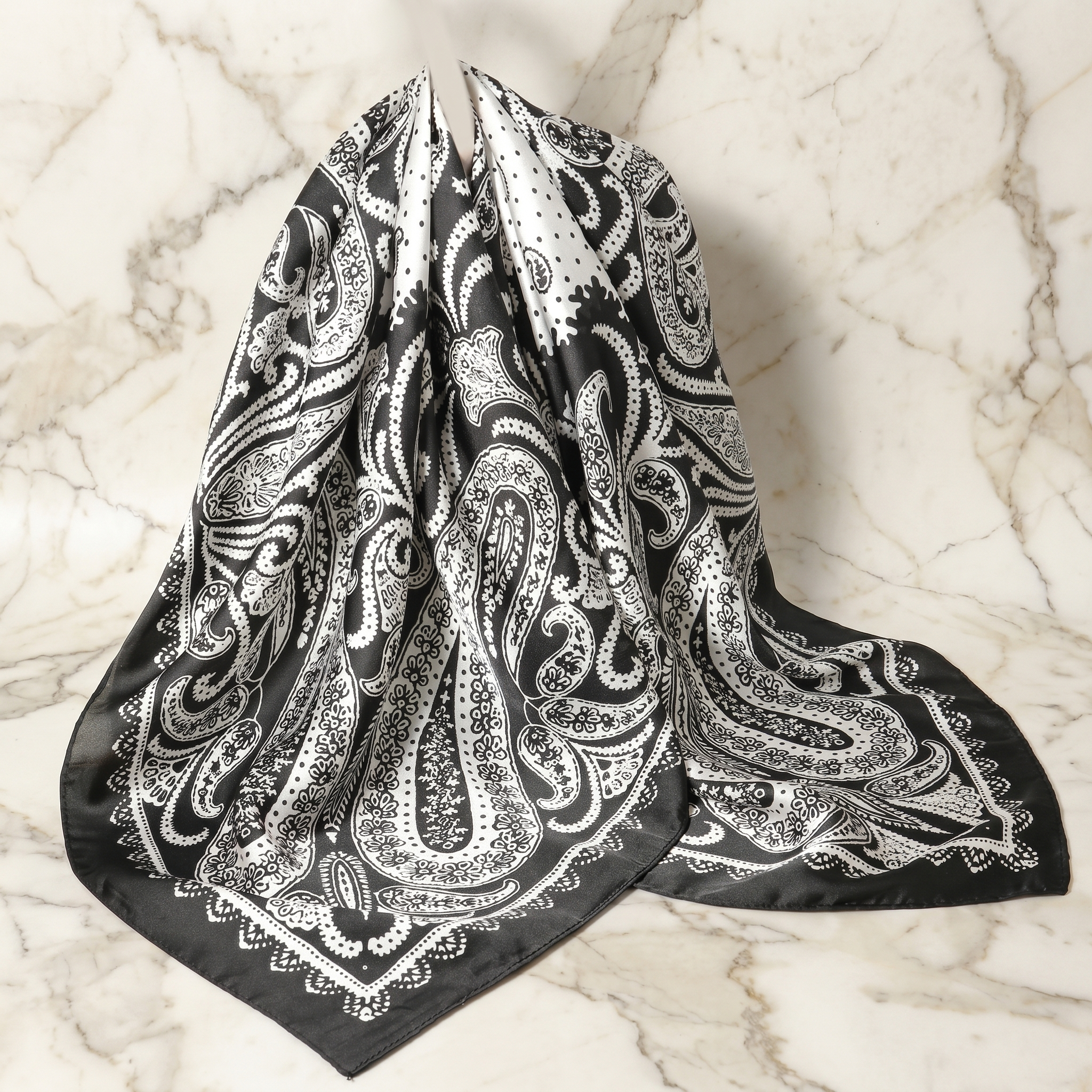 Seidenschal Damen 70×70 cm Paisley Schwarz – Schal-Welt Detailansicht