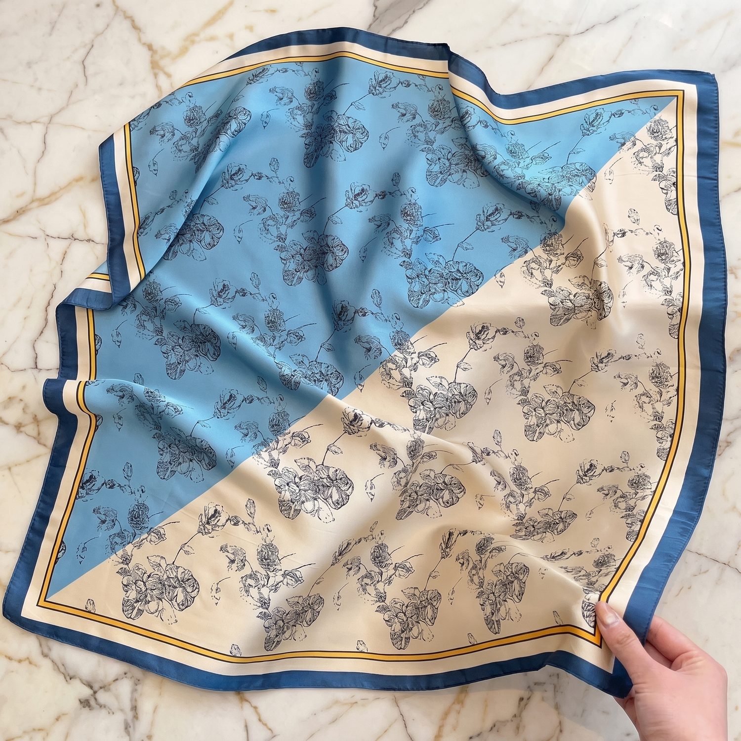 Seidenschal Damen 70×70 cm Blumen Blau – Schal-Welt Detailansicht
