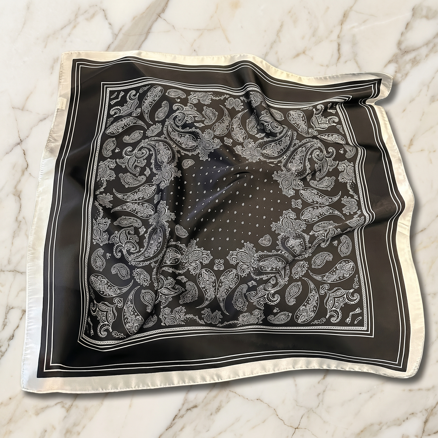 Seidenschal Damen 70×70 cm Paisley Schwarz – Schal-Welt Detailansicht