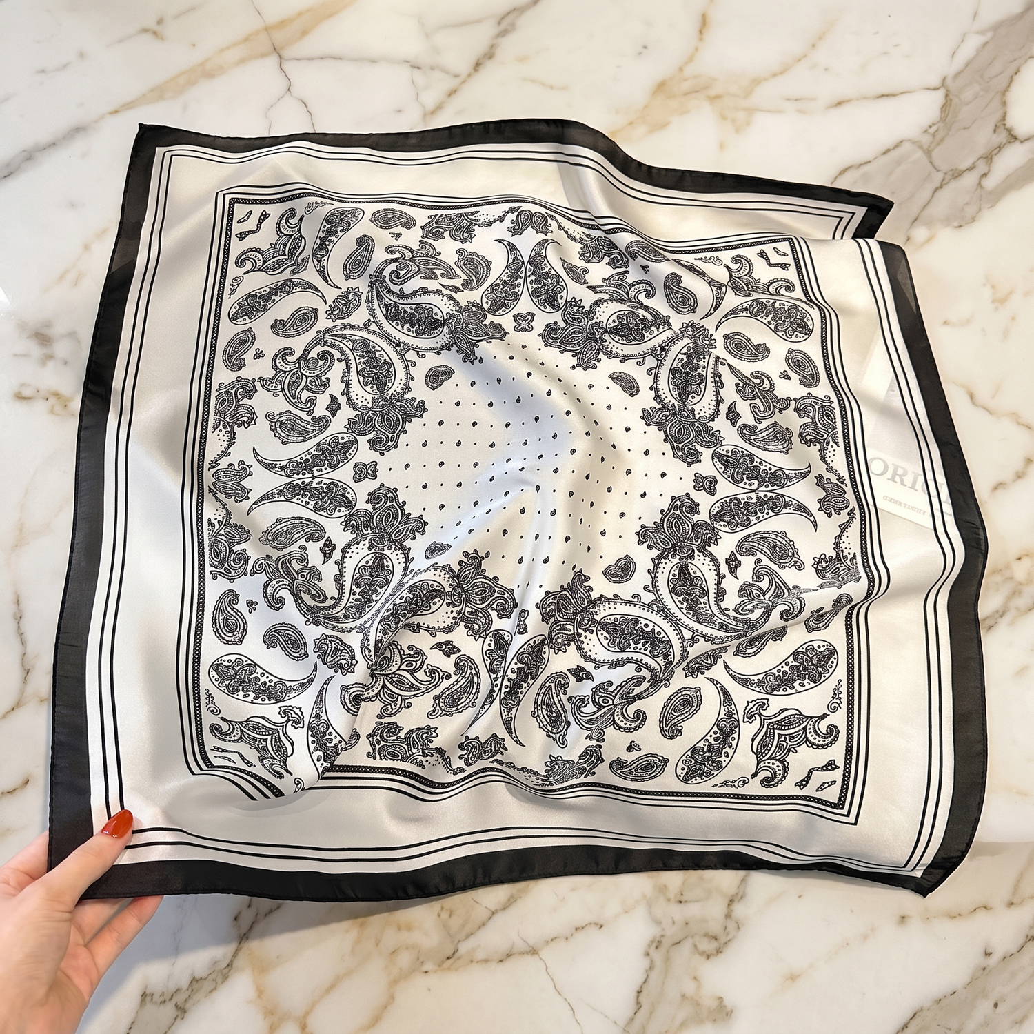 Seidenschal Damen 70×70 cm Paisley Schwarz – Schal-Welt Detailansicht