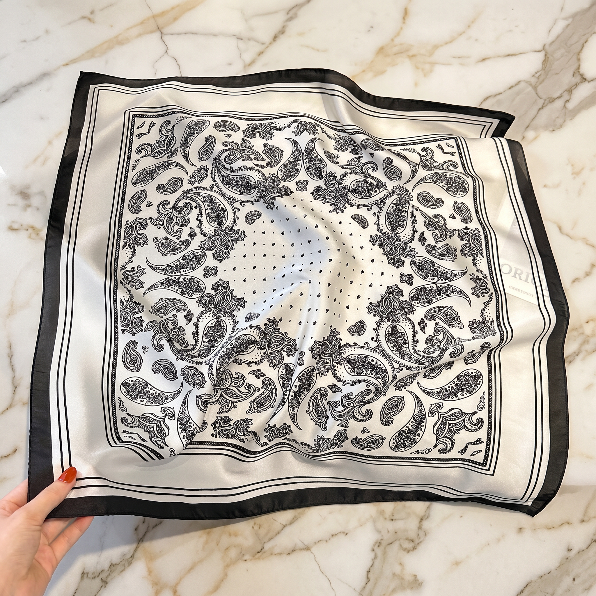 Seidenschal Damen 70×70 cm Paisley Schwarz – Schal-Welt Detailansicht