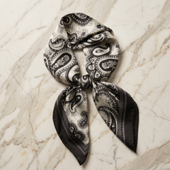 Seidenschal Damen 70×70 cm Paisley Schwarz – Schal-Welt Detailansicht