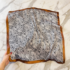 Seidenschal Damen 70×70 cm Animal Schwarz – Schal-Welt Detailansicht