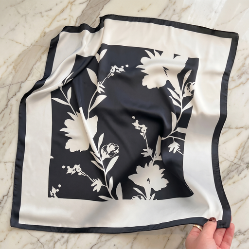 Seidenschal Damen 70×70 cm Blumen Schwarz – Schal-Welt Detailansicht
