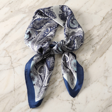 Seidenschal Damen 70×70 cm – Weiß Marine Paisley mit feinen Paisley-Mustern | Schal-Welt