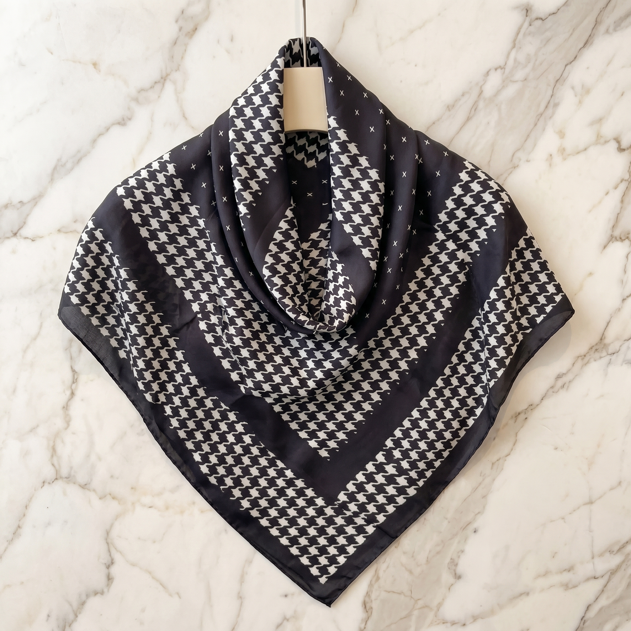 Seidenschal Damen 70×70 cm Geometrisch Schwarz – Schal-Welt Detailansicht