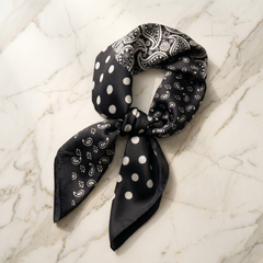 Seidenschal Damen 70×70 cm Paisley Schwarz – Schal-Welt Detailansicht