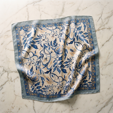 Seidenschal Damen 70×70 cm – Blau Creme Blumen mit Granatapfel-Ranken | Schal-Welt
