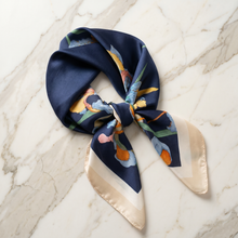 Seidenschal Damen 70×70 cm – Marine Gold Blumen mit Iris-Blüten und Goldakzenten | Schal-Welt
